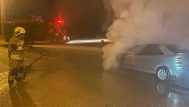 Hatay'da Seyir Halindeki Otomobilin Motor Kısmında Yangın Çıktı