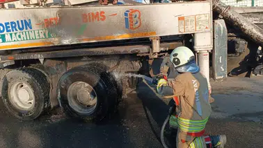 Arsuz'da Seyir Halindeki Tırda Çıkan Yangın Kontrol Altına Alındı