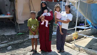 Adana'da Dolandırılan Anne Bebeğiyle Ahırda Yaşıyor