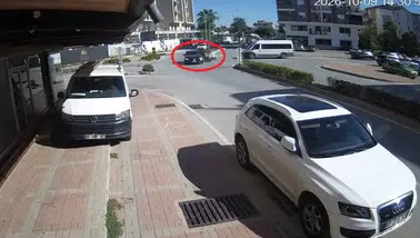 Manavgat'ta Motosiklet ile Lüks Otomobil Çarpıştı! Sürücü Yabancı Plaka Cezasıyla Yıkıldı