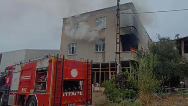 Mersin'de Ev Yangınında Mahsur Kalan 88 Yaşındaki Kadın Son Anda Kurtarıldı!