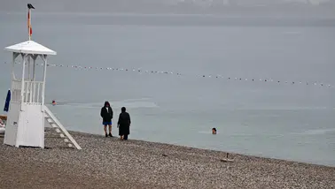 Antalya'da Sıradan Bir Görüntü: Sağanağa Aldırış Etmeden Denize Girdiler