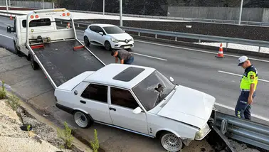 Alanya Doğu Çevre Yolu'nda Bariyerlere Ok Gibi Saplandı!