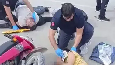 Hatay'da TIR ile Motosiklet Çarpıştı: 3 Genç Yaralandı