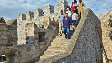 Alanyalı Öğrenciler Marmaris Kalesi'ni Kaymakam Rehberliğinde Keşfetti