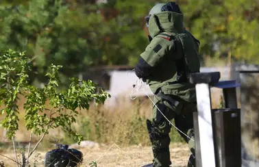 Mersin'de El Bombası Alarmı: Arazisini Sürerken Toprağın Altında Buldu!