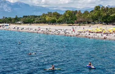 Antalya’da Bayram Yoğunluğu Sahillere Taştı! Tatilciler Konyaaltı'na Akın Etti