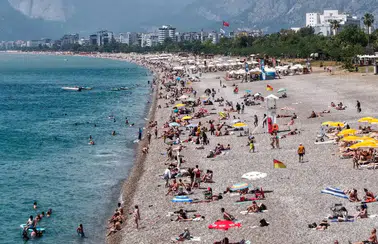 Antalya'da Bayram Tatili Başladı! Konyaaltı Sahili Dolup Taştı!