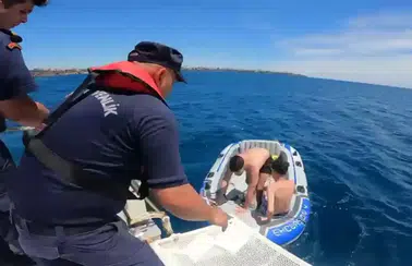 Konyaaltı Sahili’nde Batan Bottan Gençleri Sahil Güvenlik Kurtardı