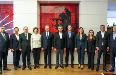 Büşra Özdemir Özgür Özel’in CHP’deki Olağanüstü Toplantısında Yer Aldı