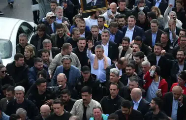 Tahliye Sonrası Özgür Özel TBMM’ye Yürüdü, Afişleri İndirildi