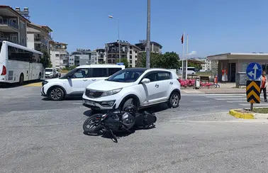 Manavgat'ta Otomobil ile Motosiklet Çarpıştı! Kaza Anı Kameralara Yansıdı