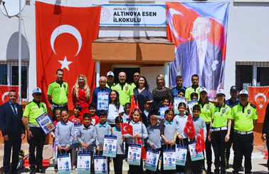 Antalya’da Miniklere Trafik Bilinci: İl Emniyet Müdürü Zaimoğlu’ndan Ödül Yağmuru