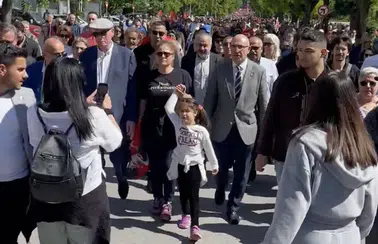 Küçük Kız Öncü Oldu, Binler Haykırdı! 'Andımız'ı Okuyarak Ata'ya Yürüdüler!