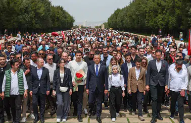 19 Mayıs Coşkusu Ankara'yı Saracak: Özgür Özel ve Gençler Anıtkabir’e Yürüyor!
