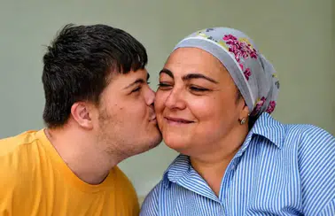 Antalya’da 18 Yıllık Sevgi: Emirhan’ın Dünyasını Renklerle Doldurdu