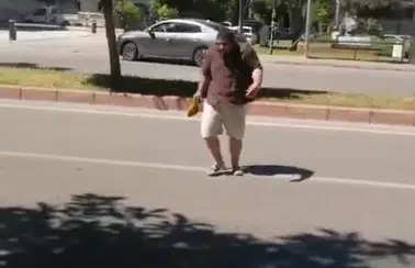 Antalya'da İnanılmaz Anlar! Oteline Dönerken Kargaların Hedefi Oldu!