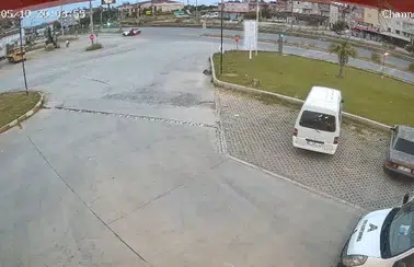 Manavgat’ta Motosiklet Otomobile Çarptı! Kaza Kameraya Yansıdı
