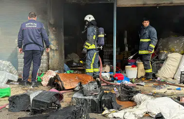 Serik’te Korku Dolu Dakikalar: Apartman Altındaki Depo Alevlere Teslim Oldu!