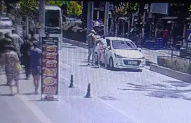 Manavgat'ta Yaya Geçidinde Dehşet! Alman Turistin Ayağının Üzerinden Geçti