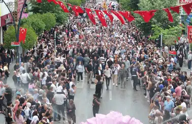 Isparta'da Uluslararası Gül Festivali Coşkusu: Kent Bayram Yerine Döndü!