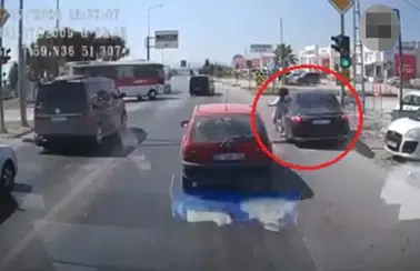 Manavgat'ta Emniyet Şeridinden Gelen Otomobil Genç Kıza Çarptı