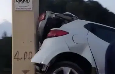 Antalya’da İnanılmaz Manzara! Sürücüsünün Kontrolünden Çıkan Araç Duvarda Asılı Kaldı!