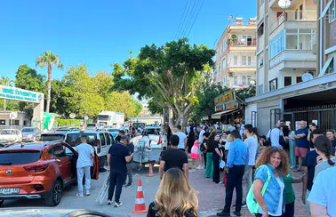 Antalya'da YKS Maratonu: Okul Kapıları Dolup Taştı!