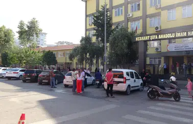 Alanya'da LGS Heyecanı! Veliler Dualarla Çocuklarını Bekledi
