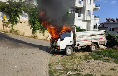 Alanya’da Korkutan Yangın: Park Halindeki Kamyonet Alev Alev Yandı!