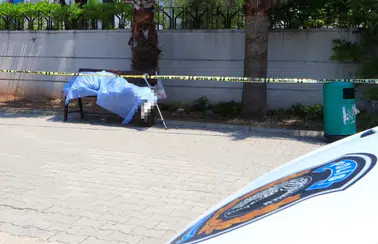 Antalya Adliyesi Önünde Acı Ölüm! Duraktaki Bankta Hareketsiz Bulundu