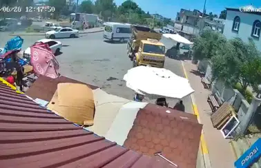 Serik’te Hortum Anı: Tente Müşterilerin Üzerine Düştü