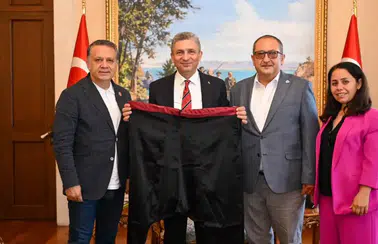 Alanya Gazetecilerinden Vali Şahin’e “Alanya Şalvarı” Hediyesi