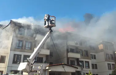 Hatay'da Korkutan Yangın: İki Binanın Çatısı Alevlere Teslim Oldu