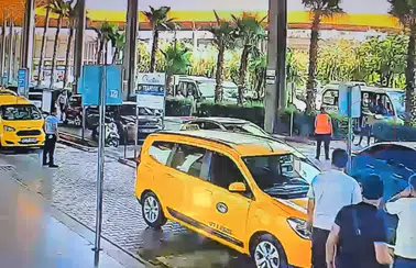 Antalya Otogarı’nda Çuvaldan Çıkardığı Bıçakla Güvenlikçilere Saldırdı