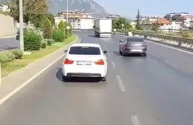 Alanya’da Pes Dedirten Görüntü! İtfaiyeye Yol Vermemek İçin Direndi!
