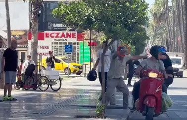 Antalya'da Tarihi Kapı Önünde Kaldırım Taşlı Kavga!