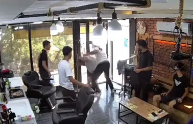 İzmir Çiğli'de Berbere Bıçakla Giren Şahsı Müşteri Yumrukla Etkisiz Hale Getirdi!