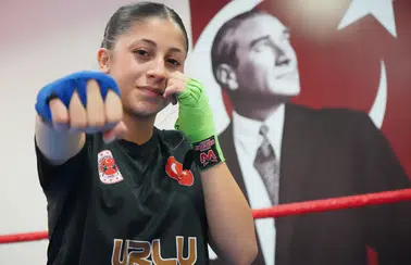 Antalyalı Milli Sporcu Ecrin Masraflarını Garsonlukla Karşılayıp Türkiye Şampiyonu Oldu