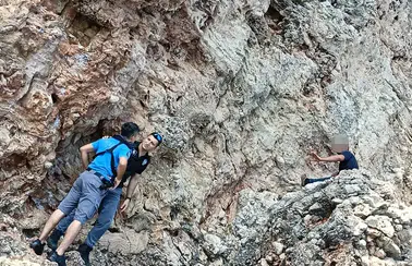 Falezlerin Dik Yamacında Mahsur Kaldı, Ekipler 1 Saatte İkna Edebildi