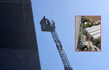 Muratpaşa'da 10'uncu Katta Halatı Kopan İskeledeki 2 İşçi Kurtarıldı