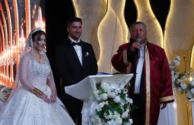 Kaş Belediye Başkanı Nikahı Bizzat Kıydı: Oğlu Erhan Demirhan ile Sena Ovalı Evlendi