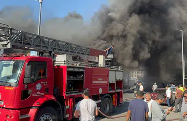 Fethiye’de Ayakkabı Mağazası Alev Alev Yandı: Çarşı Caddesi Trafiğe Kapatıldı
