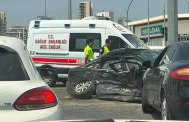 Kendi Yaralarını Unuttular, Yardıma Koştular! Mersin'de Ambulans ile Otomobil Çarpıştı, 5 Yaralı!