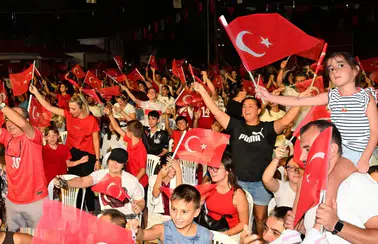 Antalya İlçeleri Tek Yürek Oldu: Filenin Sultanları'nın Zaferi Dev Ekranlarda Kutlandı