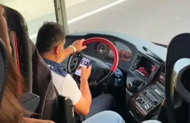 Antalya Seferinde Otobüs Sürücüsü Direksiyon Başında Telefona Daldı