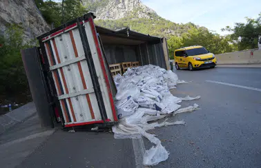 Antalya'da pelet yüklü kamyon bariyerlere çarptı: 1 yaralı