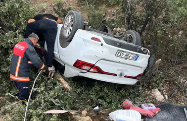 Mersin'de otomobil şarampole devrildi! 1 ağır yaralı
