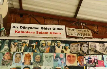 Aksu Yeşilkaraman Köy Meydanındaki Fotoğrafların Sırrı Ne?