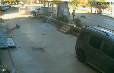 Alanya'da Kontrolden Çıkan Otomobil Yayaya ve Durağa Çarptı! 1'i Ağır 3 Yaralı